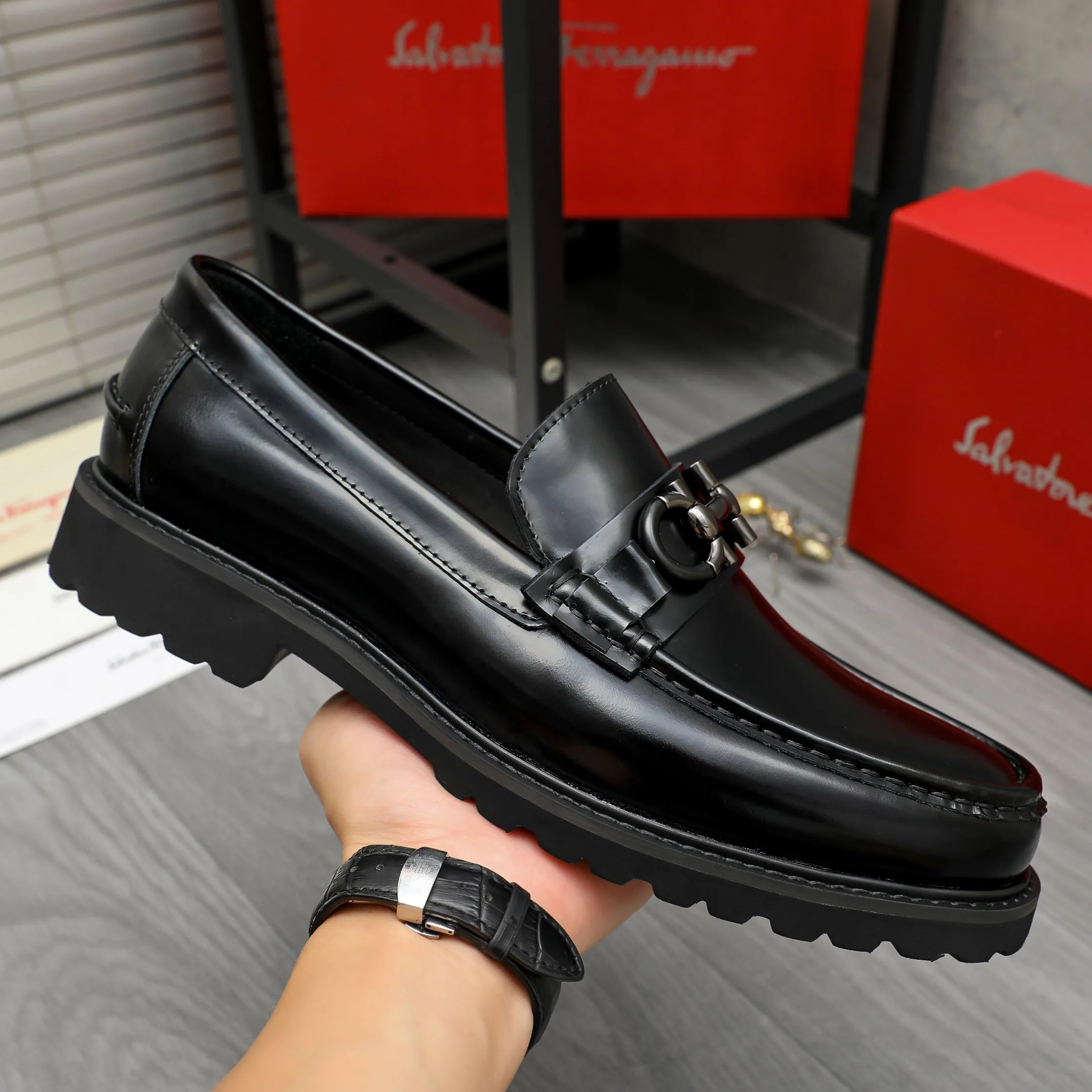 Men's shoes 💰442 Product trademark: Ferragamo "Ferragamo" business formal leather shoes Regular size: 38-46 (45.46 custom-made and non-returnable) Product materials: Selected pearlescent cowhide upper, cowhide lining, non-slip rubber outsole